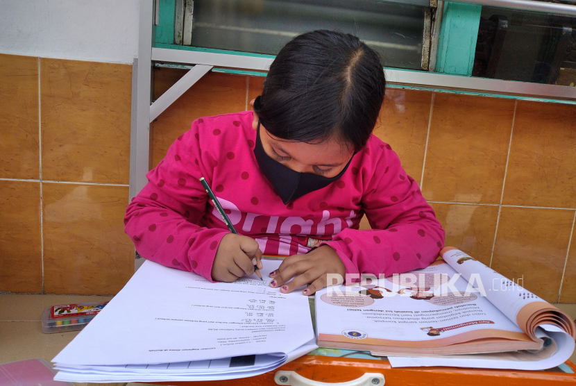 Anak-anak siswa SD belajar bersama jalan kampung di Bintaran Kidul, Yogyakarta, Rabu (29/7). Layanan Internet Masyarakat (LIMas) memberikan kases internet gratis untuk anak-anak untuk mempermudah kegiatan belajar secara daring.
