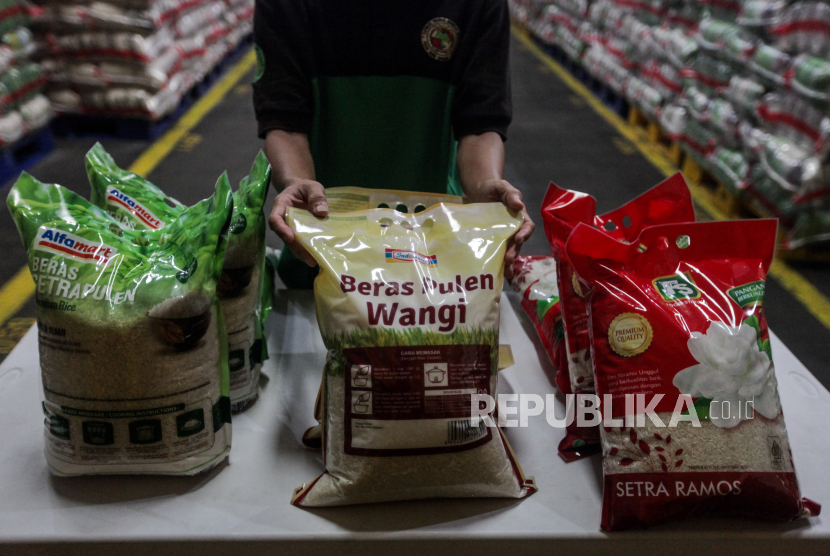 Beras premium yang siap untuk diedarkan di Gudang RPC PT Food Station, Cipinang, Jakarta, Rabu (21/2/2024). 