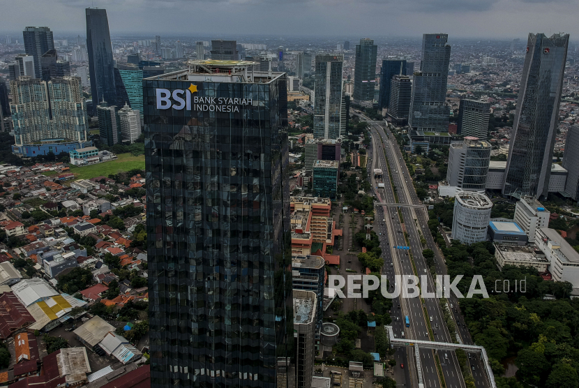 Suasana gedung Bank Syariah Indonesia di Jakarta, Ahad (31/1). Otoritas Jasa Keuangan (OJK) secara resmi mengeluarkan izin penggabungan usaha tiga bank syariah milik BUMN yaitu PT Bank Mandiri Syariah, PT BNI Syariah, dan PT BRI Syariah yang nantinya akan bernama PT Bank Syariah Indonesia dan akan efektif pada Senin (1/2). Republika/Putra M. Akbar