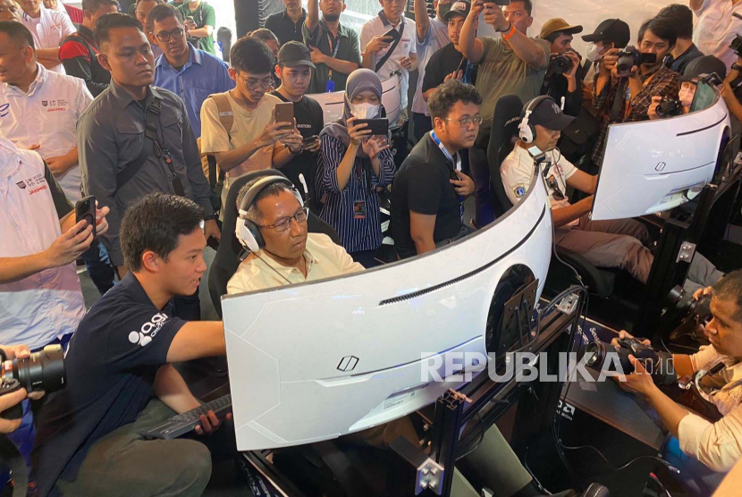 Pj Gubernur DKI Jakarta Heru Budi Main Racing Simulator di Acara Pre Event Jakpro di SCBD, Jakarta Selatan pada Ahad (28/5/2023).