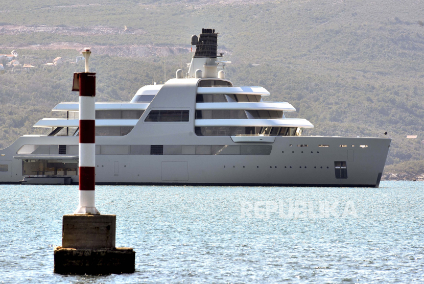Pemandangan superyacht Solaris milik raja logam dan minyak Rusia Roman Abramovich berlabuh di Tivat, Montenegro, Sabtu, 12 Maret 2022.