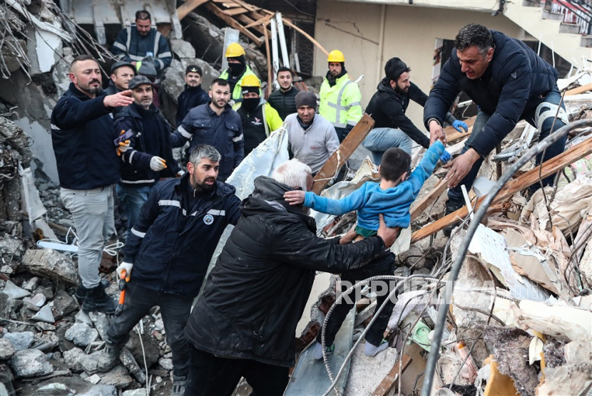  Muslim Balkan Galang Dana untuk Membantu Korban Gempa di Turki. Foto:   Yigit Cakmak berusia delapan tahun (depan 2-R, warna biru) dibawa ke tempat aman dari puing-puing bangunan yang runtuh, sekitar 52 jam setelah gempa besar, di Hatay, Turki, Rabu (8/2/2023). Lebih dari 7.000 orang telah meninggal dan ribuan lainnya terluka setelah dua gempa besar melanda Turki selatan dan Suriah utara pada Senin (6/2/2023).