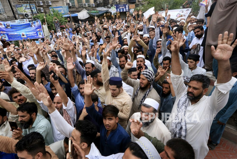 Pedagang Pakistan mengangkat tangan saat melakukan aksi protes menentang pembakaran salinan Alquran di Swedia, di Peshawar, Pakistan, (6/7/2023).