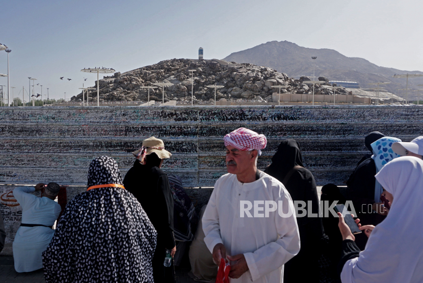 Umat muslim dari berbagai negara berada di pelataran Jabal Rahmah di Makkah, Arab Saudi, Senin (1/5/2023). Jabal Rahmah adalah salah satu tempat yang dikunjungi umat muslim usai menjalankan ibadah umroh untuk berwisata religi. Jabal Rahmah atau bukit kasih sayang, dipercaya menjadi lokasi bertemunya Adam dan Hawa. Namun pada saat ini Jabal Rahmah di tutup dan Umat muslim pun hanya dapat melihatnya dari kejauhan.Lewat Aplikasi Nusuk, Kuota Haji Muslim Inggris Justru Dipangkas