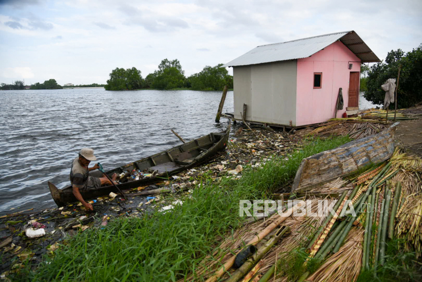 Warga memungut sampah plastik di Danau Siombak, Marelan, Kota Medan, Sumatera Utara. Walkot Medan Bobby Nasution membuka pintu bagi pihak swasta yang ingin tangani sampah
