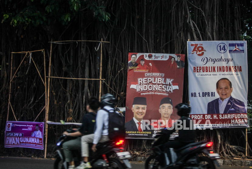 Pengendara roda dua melintas di dekat baliho alat peraga kampanye (APK) di Jalan Ahmad Yani, Kota Bogor, Jawa Barat, Selasa (19/9/2023). 
