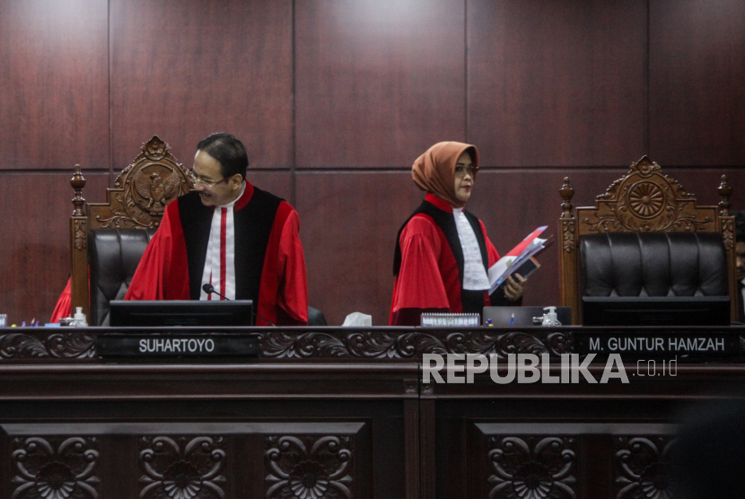 Ketua Mahkamah Konstitusi (MK) Suhartoyo (kiri) dan Hakim Konstitusi Enny Nurbaningsih.