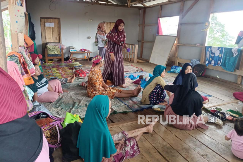 Sejumlah warga terdampak bencana longsor di Desa Cukangjayaguna, Kecamatan Sodonghilir, Kabupaten Tasikmalaya, mengungsi di balai pertemuan warga desa setempat. 