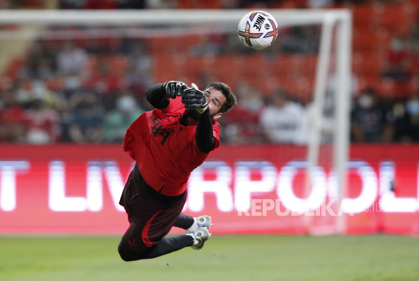 Penjaga gawang Liverpool Alisson Becker tampil selama sesi latihan timnya untuk pertandingan sepak bola tur pramusim antara Liverpool FC dan Manchester United di Stadion Nasional Rajamangala di Bangkok, Thailand, 11 Juli 2022. Liverpool FC akan menghadapi Manchester United di pra-Bangkok Century Cup mereka pertandingan sepak bola tur musim pada 12 Juli 2022 di Bangkok.