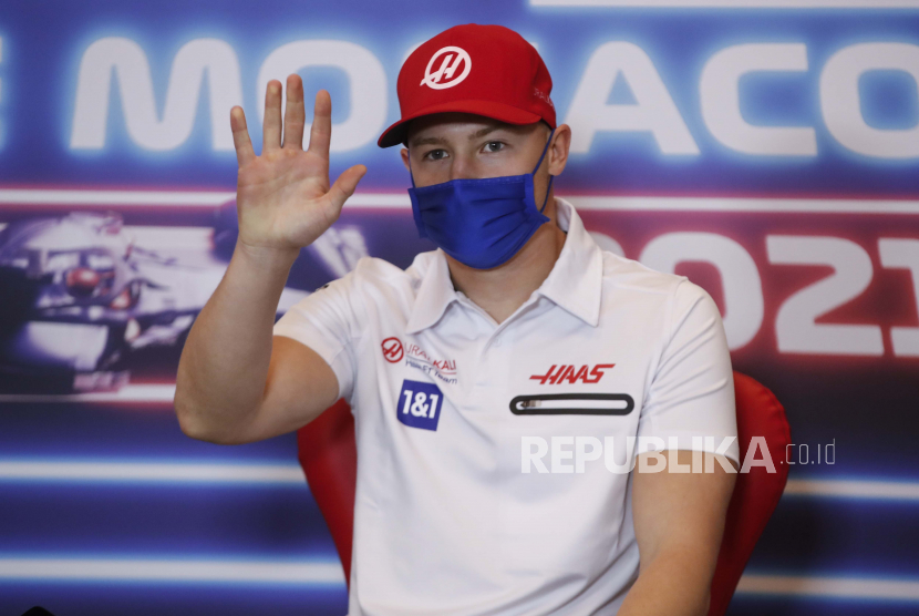 Pembalap Haas Nikita Mazepin dari Rusia melambai saat menghadiri konferensi pers menjelang balapan Formula Satu hari Minggu, di Monaco, Rabu, 19 Mei 2021.