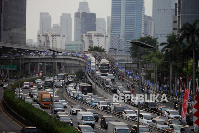 Sejumlah kendaraan terjebak kemacetan di Jalan Raya Gatot Subroto, Jakarta. Pemprov DKI terus melakukan upaya penanggulangan polusi, salah satunya dengan pembatasan kendaraan.