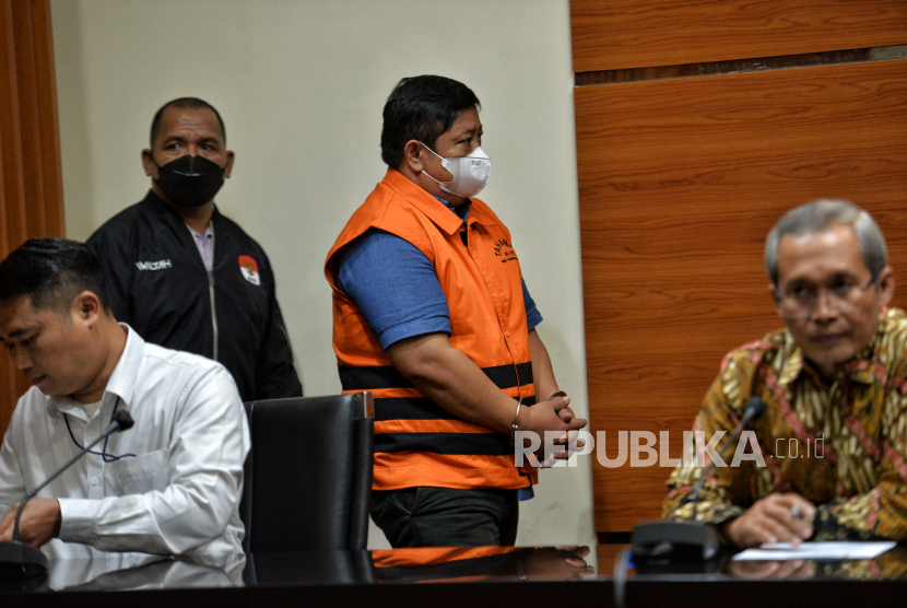 antan Direktur PT TBP (Tabi Bangun Papua) Rijatono Lakka mengenakan rompi tahanan KPK. Rijantono telah disidang dan dituntut 5 tahun penjara selaku terdakwa penyuap Lukas Enembe.