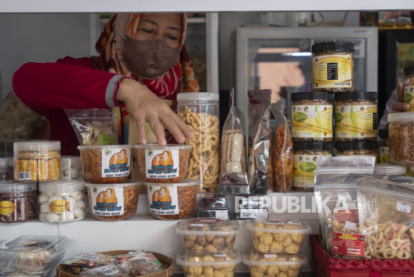 Pedagang menata makanan-makanan ringan khas Jakarta di salah satu kios UMKM (ilustrasi)