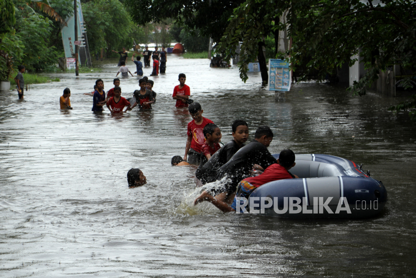BPBD Makassar Minta Camat Siaga Banjir Susulan. Sejumlah bocah bermain air saat terjadi banjir di Perumnas Antang, Kecamatan Manggala, Makassar, Sulawesi Selatan, Rabu (8/12/2021). Badan Penanggulangan Bencana Daerah (BPBD) Makassar mencatat sebanyak 3.206 warga mengungsi akibat banjir yang tersebar di 37 titik pengungsian. 
