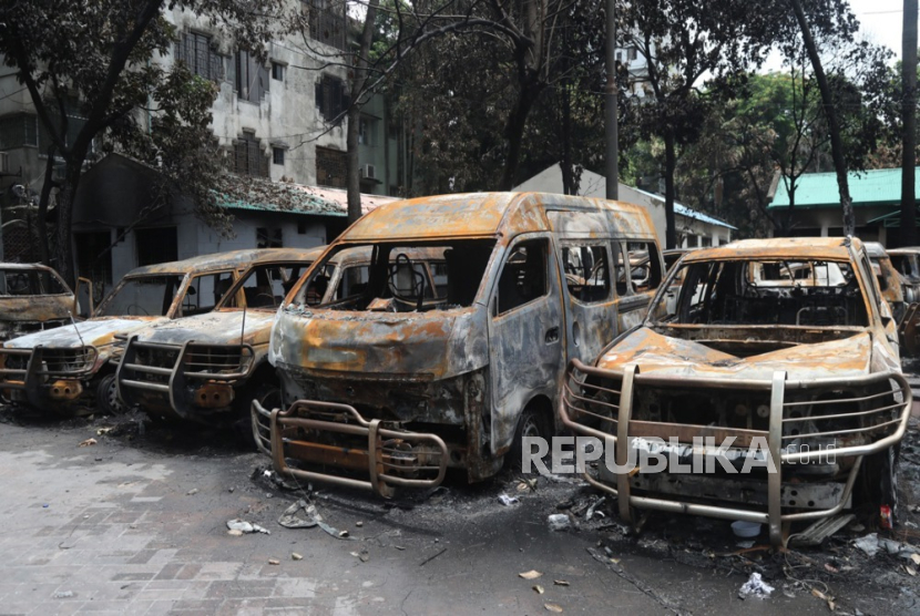 Kendaraan yang terbakar terlihat di dalam gedung pemerintah setelah terjadinya aksi protes di Dhaka, Bangladesh, Senin (22/7/2024).Pada tanggal 22 Juli Bangladesh memberlakukan jam malam. Pemerintah Bangladesh memberlakukan jam malam nasional dan mengerahkan pasukan militer setelah kekerasan terjadi di Dhaka dan wilayah lain menyusul protes yang dipimpin mahasiswa yang menuntut reformasi sistem kuota kerja pemerintah.