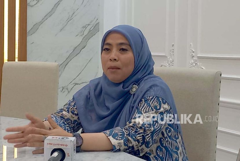 Komisioner KPU Betty Epsilon Idroos saat diwawancara di Kantor KPU, Jakarta Pusat, Selasa (6/2/2024). 