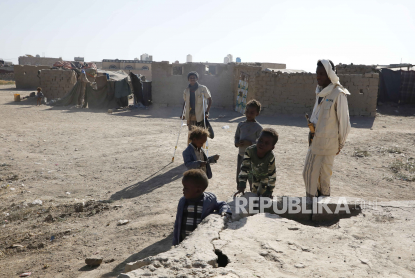  Anak-anak Yaman berdiri di samping kerabat mereka di sebuah kamp Pengungsi Internal (IDP) di pinggiran Sana