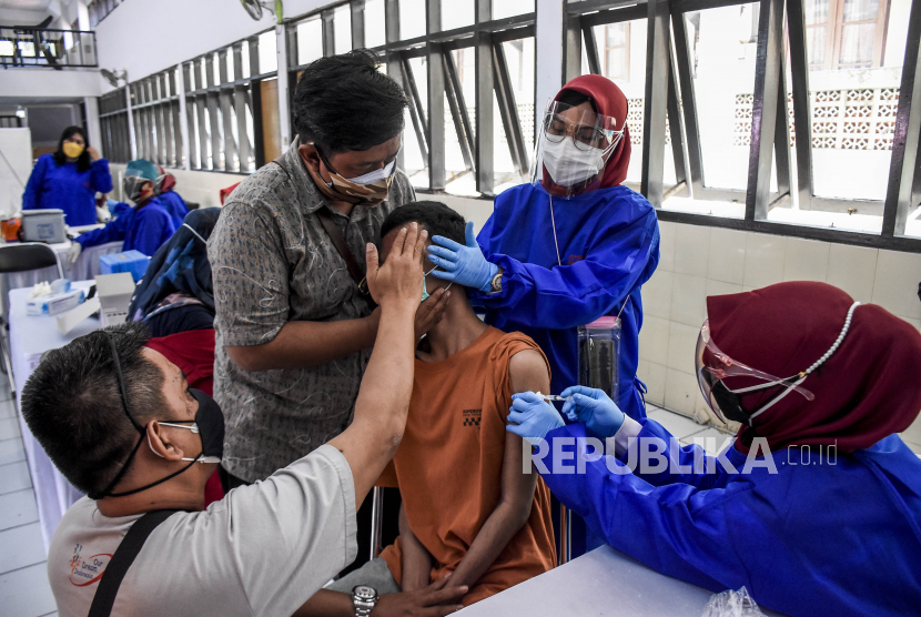 Vaksinator menyuntikkan vaksin Covid-19 ke penyandang disabilitas di Aula BRSPDSN Wyata Guna, Jalan Pajajaran, Kota Bandung, beberapa waktu lalu.