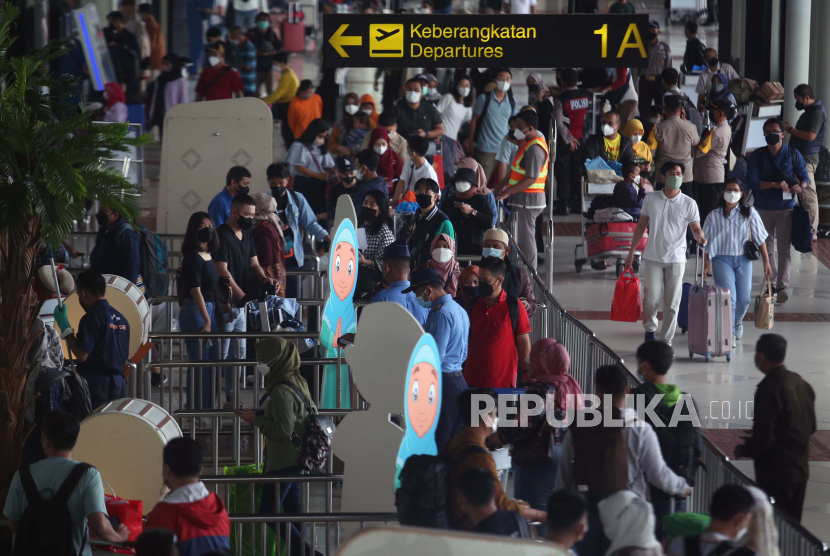 Calon penumpang antre masuk ke dalam Terminal 1 A Bandara Soekarno Hatta, Tangerang, Banten.