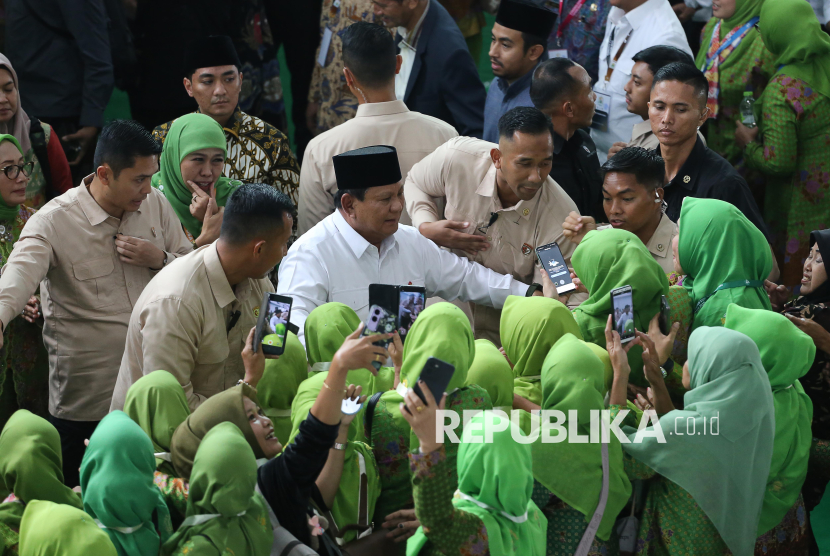 Presiden Prabowo Subianto (tengah) didampingi Ketua Umum PP Muslimat NU Khofifah Indar Parawansa (kedua kiri) menyapa warga Muslimat NU saat menghadiri pembukaan Kongres XVIII Muslimat Nahdlatul Ulama (NU) di JX International, Surabaya, Jawa Timur, Senin (10/2/2025). Kongres yang berlangsung hingga 15 Februari 2025 dan dihadiri sekitar 7.000 warga Muslimat NU dari berbagai daerah di Indonesia serta 10 pengurus cabang istimewa dari luar negeri tersebut mengusung tema Merawat Tradisi, Menguatkan Kemandirian dan Meneduhkan Peradaban. 