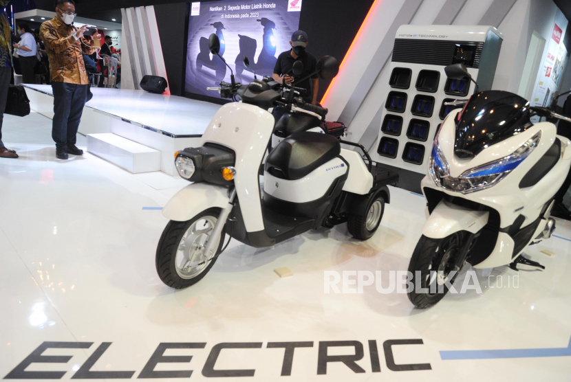 Model motor listrik Honda diperlihatkan dalam pameran sepeda motor Indonesia Motorcycle Show (IMOS) 2022 di Jakarta Convention Center, Senayan, Jakarta, Rabu (2/11/2022).