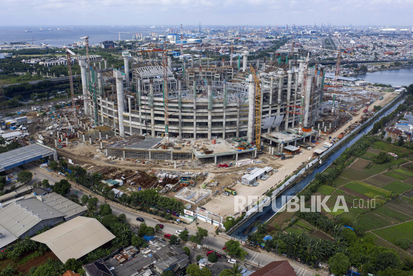 Foto arial pembangunan Jakarta International Stadium (JIS) di kawasan Papanggo, Tanjung Priok, Jakarta Utara. PT Jakarta Propertindo menyatakan hingga minggu ke-75 progres pembangunan stadion tersebut telah mencapai 46,9647 persen. 
