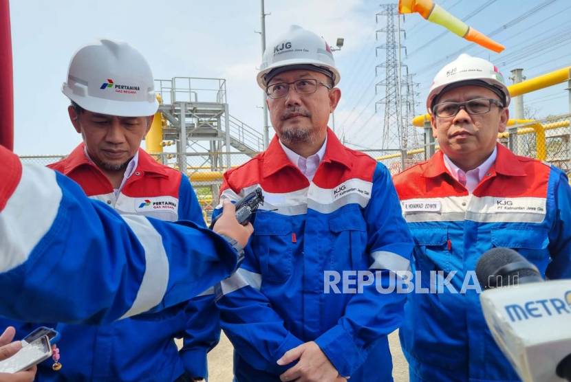 Direktur Keuangan dan Bisnis PGN, Fadjar Harianto Widodo (tengah). PT Pertamina Gas Negara Tbk (PGN) akan meningkatkan penjualan di pasar ritel untuk bisa meningkatkan performa keuangan perusahaan pada tahun ini.