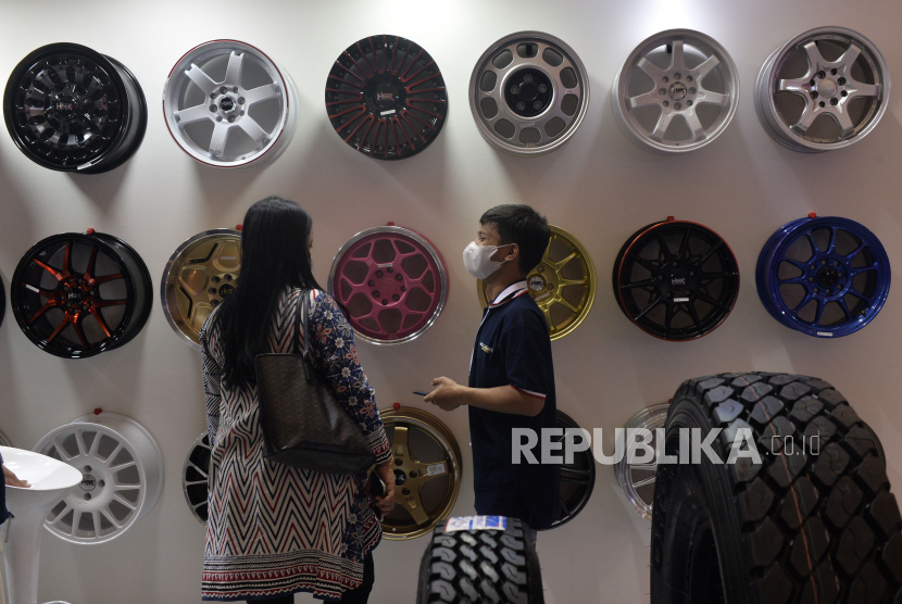 Suasana pameran Gaikindo Jakarta Auto Week (GJAW) 2023 di JCC Senayan, Jakarta, Jumat (10/3/2023). Mandiri Utama Finance (MUF) berkomitmen untuk memberikan kemudahan kepada pengunjung dalam mendapatkan kendaraan impiannya pada gelaran ajang Gaikindo Jakarta Auto Week (GJAW) 2023.