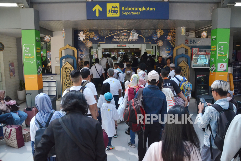 Calon penumpang Kereta Api (KA) termasuk dari peserta program mudik gratis bertajuk Mudik Asyik Bersama BUMN 2024 memadati Stasiun Kiaracondong, Kota Bandung, Jawa Barat, Jumat (5/4/2024). Menurut PT Kereta Api Indonesia (Persero) Daop 2 Bandung, memprediksi puncak arus mudik penumpang kereta api terjadi pada Sabtu 6 April 2024.