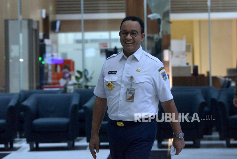 Gubernur DKI Jakarta Anies Baswedan usai menjalani pemeriksaan di Jakarta, Rabu (7/9/2022). Anies Baswedan menjalani pemeriksaan oleh Komisi Pemberantasan Korupsi (KPK) hampir 11 jam terkait penyelidikan dugaan korupsi dalam penyelenggaraan Formula E. Republika/Prayogi