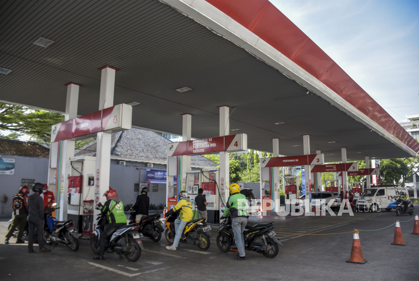 engendara sepeda motor antre mengisi BBM di SPBU Pertamina Riau, Jalan LLRE Martadinata, Kota Bandung, Jawa Barat, Jumat (2/6/2023). 
