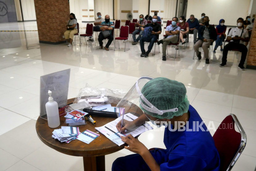 Tenaga kesehatan memeriksa data sebelum vaksinasi Covid-19 untuk warga pralansia di RS Siloam Yogyakarta, Senin (7/6). Pemerintah Yogyakarta mulai melakukan vaksinasi Covid-19 untuk warga pralansia atau usia 50 hingga 60 tahun. Hal ini untuk menggenjot capaian vaksinasi Covid-19 warga rentan terhadap virus Covid-19.