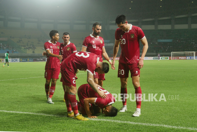 Pemain bertahan timnas Indonesia U-23 sekaligus kapten tim, Rizky Ridho Ramadhani tengah bersujud. 
