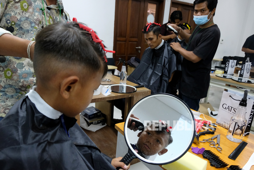 Peserta mengikuti pelatihan barbershop (ilustrasi). Pemprov Kalbar menggandeng pihak lain termasuk sejumlah perusahaan untuk membangun pusat sertifikasi tenaga kerja (PSTK).