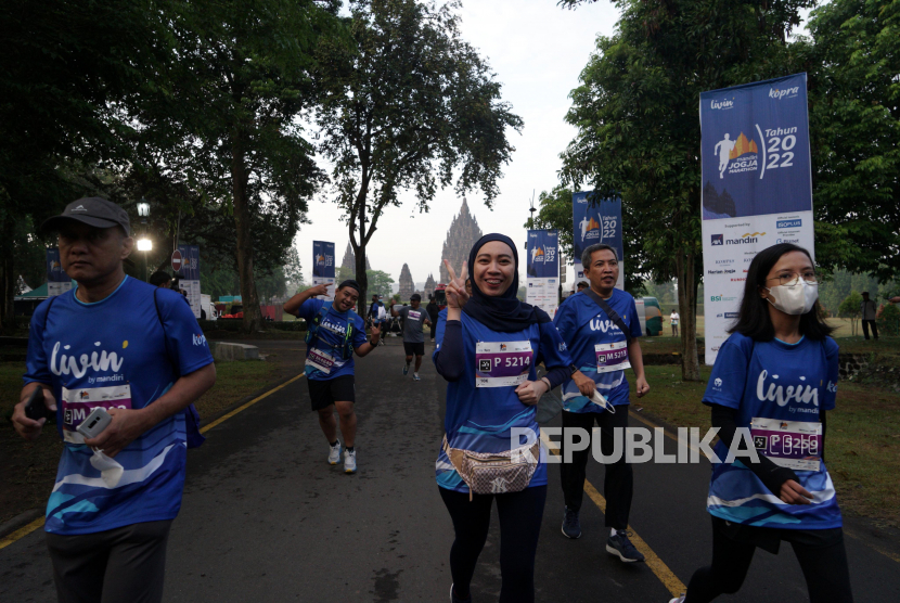Peserta mengikuti kegiatan Mandiri Jogja Marathon 2022 di kawasan Candi Prambanan, Sleman, DIY, Ahad (14/8/2022). Kegiatan yang diikuti sekitar 6.000 peserta dari berbagai daerah itu menjadi media pengenalan pariwisata, seni dan budaya di Yogyakarta dan Jawa Tengah. 
