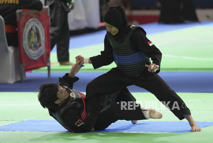  Suci Wulandari (biru) bertanding melawan Thikim Tuyendinh asal Vietnam dalam pertandingan semifinal pencak silat di Pesta Olahraga Asia Tenggara ke-32 di Phnom Penh, Kamboja, Selasa (9/5/2023).