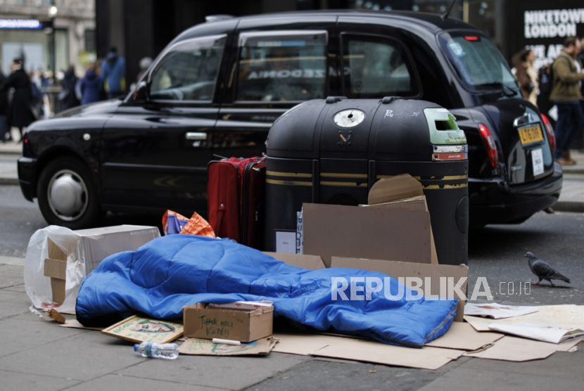 Warga tunawisma atau homeless tidur dalam kantung tidur di Oxford Street, London, Inggris, 11 Januari 2024.