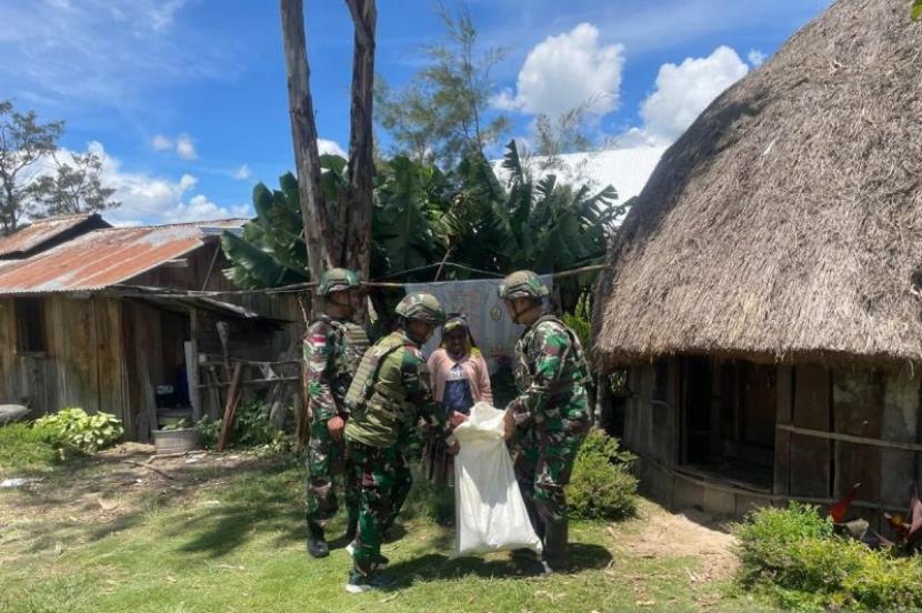 Satgas Yonif 521/DY bagikan bapok kepada warga Bolakme Jayawijaya.