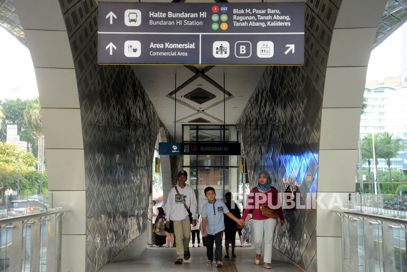 Penumpang melintasi jalur yang menghubungkan Halte TransJakarta Bundaran Hotel Indonesia (HI) dengan Stasiun MRT Bundaran HI di Jakarta.