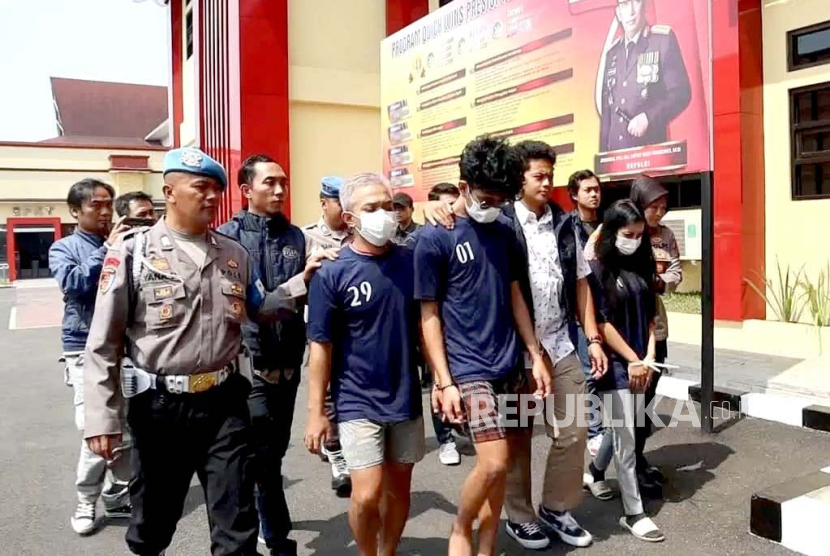 Selebgram asal Bandung dan dua orang admin yang mempromosikan judi online ditangkap jajaran aparat Polresta Bandung, Rabu (16/8/2023). 