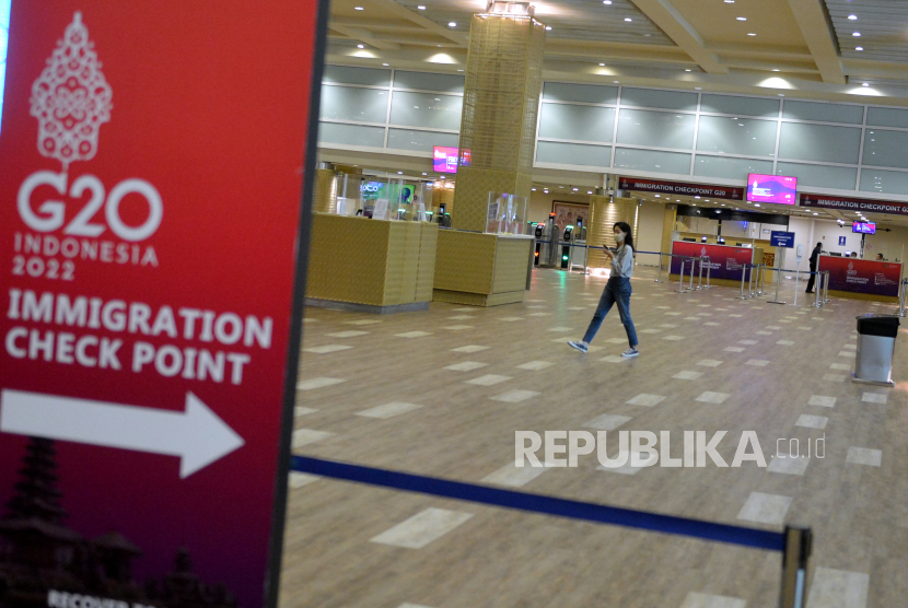 Petugas melintas di area Terminal Kedatangan Internasional Bandara Internasional I Gusti Ngurah Rai, Badung, Bali (ilustrasi). Presiden Joko Widodo (Jokowi) meresmikan sejumlah infrastruktur di Provinsi Bali, Rabu (9/11/2022). Sejumlah infrastruktur yang diresmikan yakni Gedung VVIP Bandara Internasional I Gusti Ngurah Rai dan tiga pelabuhan yang tersebar di Provinsi Bali.