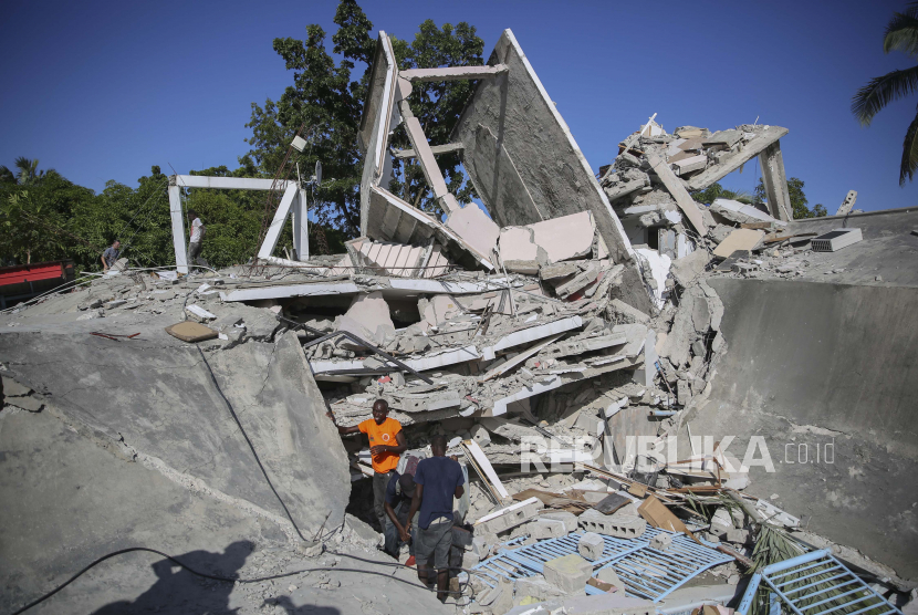  Kediaman uskup Katolik hancur setelah gempa bumi di Les Cayes, Haiti, Sabtu, 14 Agustus 2021. Gempa berkekuatan 7,2 melanda Haiti pada Sabtu, dengan pusat gempa sekitar 125 kilometer (78 mil) barat ibu kota Port-au-Prince, kata Survei Geologi AS.