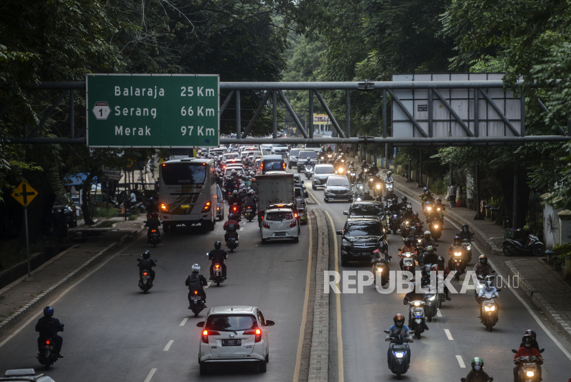 Sejumlah kendaraan melintasi Jalan Daan Mogot, Kota Tangerang, Provinsi Banten, Jumat (17/4). Dishub Kota Tangerang akan membuat Jalan Daan Mogot menjadi satu arah mulai Ahad (20/2/2022).