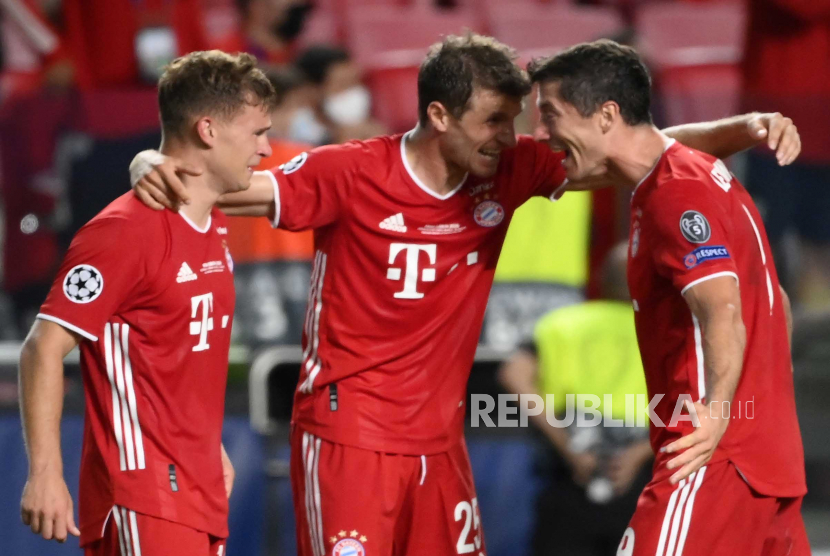  (Kiri-Kanan) Joshua Kimmich, Thomas Mueller dan Robert Lewandowski dari Bayern merayakan kemenangan final Liga Champions UEFA antara Paris Saint-Germain dan Bayern Munich di Lisbon, Portugal, 23 Agustus 2020.