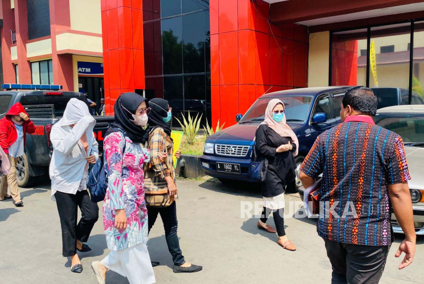 Juru Bicara RS Sentosa Bogor, Gregg Djako, mendampingi tujuh nakes dalam pemeriksaan kasus bayi tertukar di Polres Bogor, Rabu (16/8/2023). 