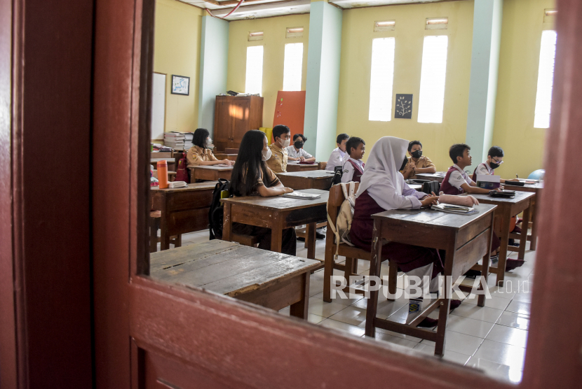 Sejumlah pelajar mengikuti pembelajaran tatap muka di SDN 037 Sabang, Jalan Sabang, Kota Bandung, Rabu (16/3/2022). Pemerintah bakal mengatur kriteria persekolahan dalam draf Rancangan Undang-Undang Sistem Pendidikan Nasional (RUU Sisdiknas) yang terdiri dari tiga sub jalur yakni pra persekolahan, persekolahan (umum atau biasa) dan persekolahan mandiri. RUU Sisdiknas tersebut ditargetkan dapat masuk ke Program Legislasi Nasional (Prolegnas) Prioritas pada Mei 2022. Foto: Republika/Abdan Syakura