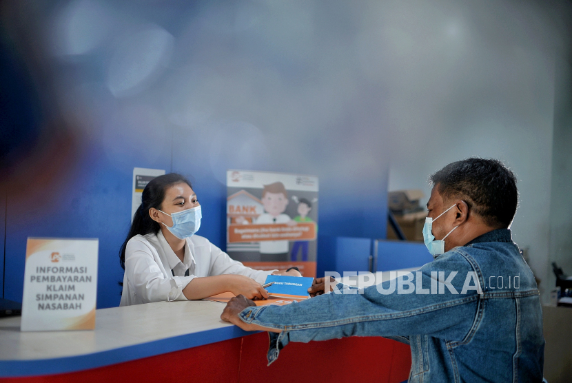 Petugas Lembaga Penjamin Simpanan (LPS) melayani nasabah di Bank Perkreditan Rakyat (BPR) Arthaprima Danajasa, Kota Bekasi, Jawa Barat. Lembaga Penjamin Simpanan (LPS) membukukan pendapatan investasi senilai Rp 10,00 triliun pada kuartal I 2022.