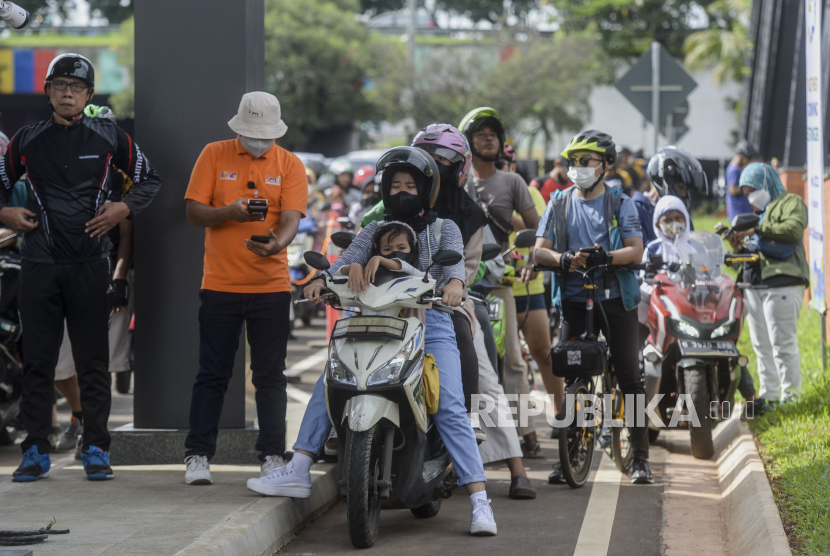Pengunjung mengantre untuk memasuki Taman Mini Indonesia Indah (TMII) di Jakarta. (ilustrasi). Antrean kendaraan terlihat sejak pukul 08.00 WIB. 