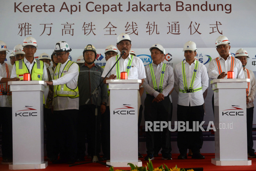 Menko Bidang Kemaritiman dan Investasi Luhut Binsar Pandjaitan (tengah) bersama tamu VIP meresmikan penyelesaian pemasangan rel Kereta Api Cepat Jakarta Bandung (KCJB) di Stasiun Halim, Jakarta , Jumat (31/3/2023). Pemasangan rel Kereta Cepat Jakarta Bandung (KCJB) telah rampung, Total sebanyak 304 Km rel telah terpasang yang meliputi jalur ganda seluruh trase KCJB sejauh 142,3 Km, rel di 4 stasiun dan depo Tegalluar. Dengan sudah tersambungnya seluru Jalur KCJB akan membantu percepatan penyelesaian proyek yang sudah memasuki tahap akhir.