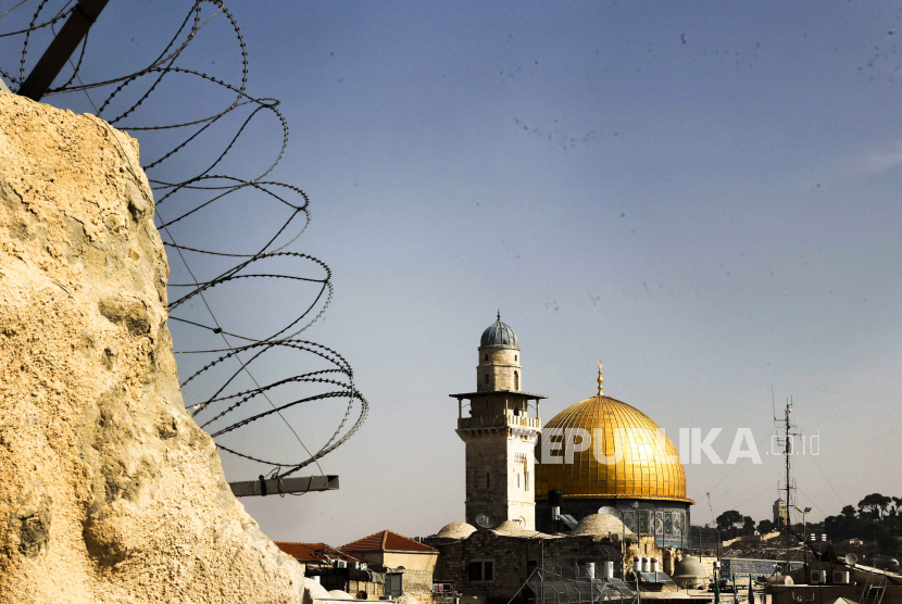 Pemandangan masjid Al-Aqsa di Kota Tua Yerusalem dengan jumlah pengunjung yang rendah karena pembatasan yang disebabkan oleh konflik dengan Hamas, 23 Oktober 2023.